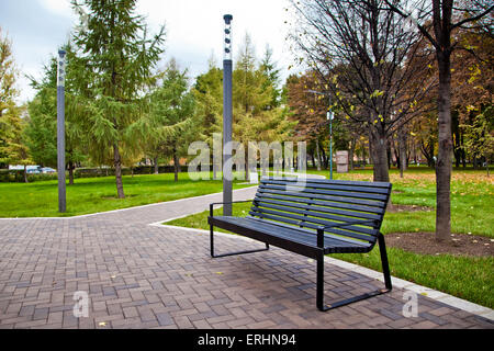 Eine einsame Bank im Park im Herbst Stockfoto