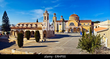 Panoramablick auf Paralimni Stadt in Zypern. Die mittelalterliche Kirche von Str. George und moderne St Varvara Funchal auf der Kathedrale-man Stockfoto