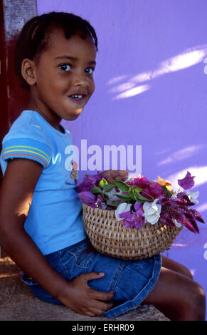 Junges Mädchen mit Blumen in Jamaika Stockfoto