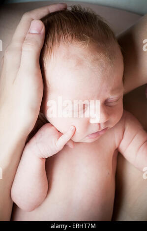 Kleines Baby auf die Hand der Mutter schlafen Stockfoto