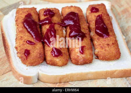 ein Fisch Finger Sandwich mit ketchup Stockfoto