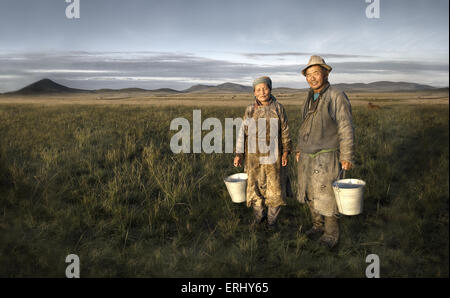 Mongolische paar Bauer Feld Landschaft ruhig Stockfoto