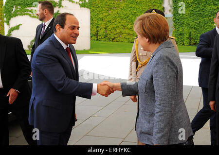 Berlin, Berlin, Deutschland. 3. Juni 2015. Bundeskanzlerin Angela Merkel schüttelt Hände mit Ägyptens Präsident Abdel Fattah al-Sisi, wie er in der Kanzlei in Berlin, Deutschland-Juni 3 Kredit ankommt: Ägyptische Präsidentschaft/APA Bilder/ZUMA Draht/Alamy Live News Stockfoto