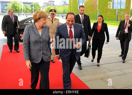 Berlin, Berlin, Deutschland. 3. Juni 2015. Bundeskanzlerin Angela Merkel geht mit Ägyptens Präsident Abdel Fattah al-Sisi, wie er in der Kanzlei in Berlin, Deutschland-Juni 3 Kredit ankommt: Ägyptische Präsidentschaft/APA Bilder/ZUMA Draht/Alamy Live News Stockfoto