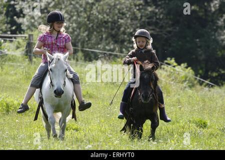 Kinder mit Shetland-Ponys Stockfoto