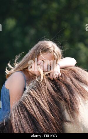 Mädchen und Islandpferd Stockfoto