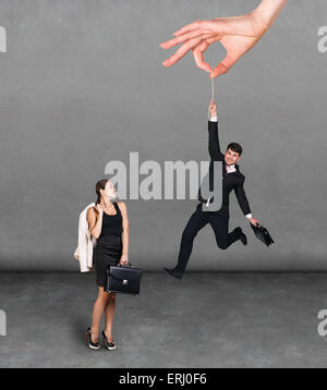 Große Hand, die einen Business-Mann Stockfoto