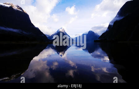 Miltre Peak, Milford Sound einen Umbruch in den Strom. Stockfoto