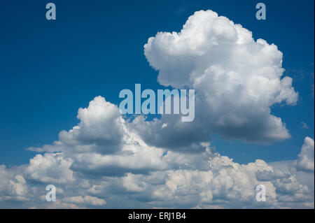 blauer Himmel und Wolken als Hintergrund Stockfoto