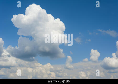 blauer Himmel und große Wolken als Hintergrund Stockfoto