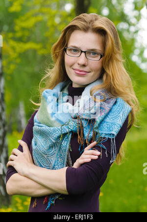 Porträt des jungen Ernst Frau stehen im grüne Sommerpark Stockfoto