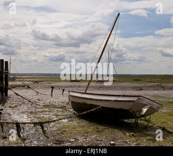 Ein Boot günstig auf den Schlamm bei Ebbe im Meer Leigh-On Essex England Vereinigtes Königreich Europa Stockfoto