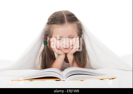 Mädchen lesen Sie ein Buch im Bett unter der Decke Stockfoto