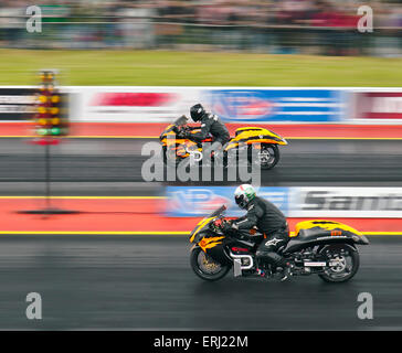 Zwei Suzuki Hayabusa Motorräder drag Racing auf dem Santa Pod Raceway. Rider Danny Cockerill Beifahrerseite Dave Holland jenseits. Stockfoto