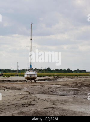 Ein Boot stehen auf dem Schlamm am Leigh-On Meer Essex England England Europa Stockfoto