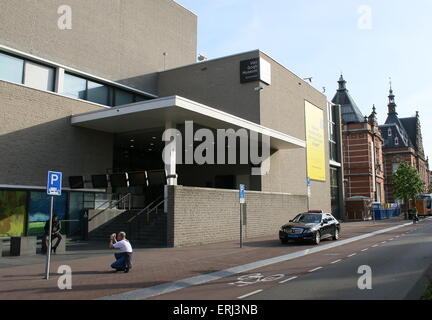 Eintritt in das Van-Gogh-Museum bei Paulus Potterstraat, Amsterdam, Niederlande. Stedelijk Museum im Hintergrund (alte Situation) Stockfoto