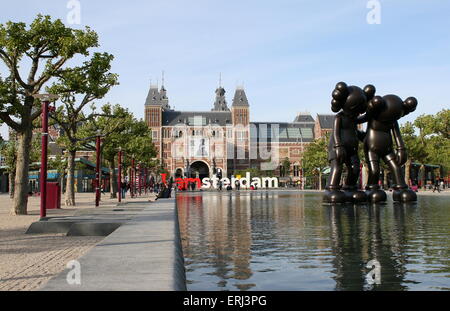 Skulpturen von New Yorker Künstler KAWS während der ArtZuid-Ausstellung am Museumplein Square, Amsterdam. Rijksmuseum im Hintergrund Stockfoto