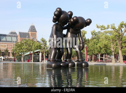 Skulpturen der schwarze Mäuse vom New Yorker Künstler KAWS während der ArtZuid-Ausstellung am Museumplein Square, Amsterdam, Niederlande Stockfoto