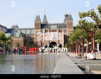 Rijksmuseum, Gebäude, Amsterdam, den Niederlanden, I AMsterdam Logo und Touristen Stockfoto