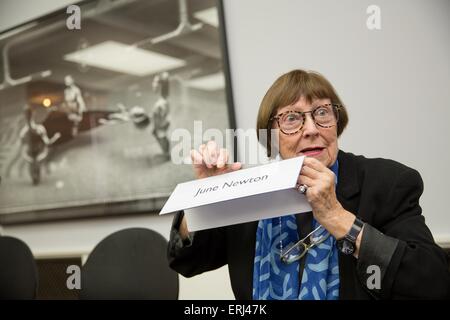 Berlin, Deutschland. 3. Juni 2015. Fotograf June Newton spricht während einer Pressekonferenz auf der Foto-Ausstellung "Newton. Horvat. Brodziak "im Museum of Photography in Berlin, Deutschland, 3. Juni 2015. Die Ausstellung zeigt die fotografischen Arbeiten von Helmut Newton, Frank Horvat und Szymon Brodziak Und läuft bis zum 15. November 2015. Foto: Jörg CARSTENSEN/Dpa/Alamy Live News Stockfoto