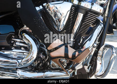 Frauen Bein auf einem Motorrad-Motor Stockfoto