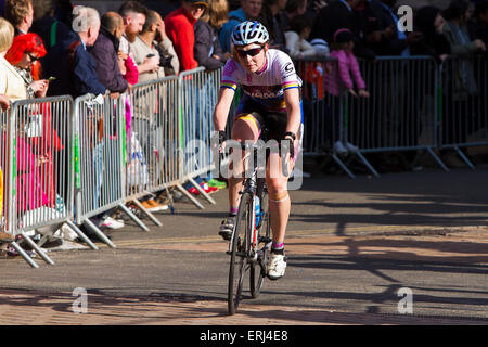 Fahrer Stufe 7 der Radsport Pearl Izumi Tour Series in Croydon, Südlondon 02.06.2015 Stockfoto