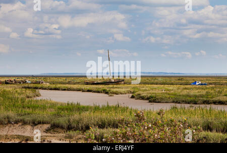 Kleine Boote sind auf den Schlamm in der Nähe von Leigh-On Sea Essex England Großbritannien Europa vertäut. Stockfoto