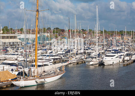 Boote Yachten in Lymington Marina, Lymington, Hampshire UK im Mai festgemacht Stockfoto
