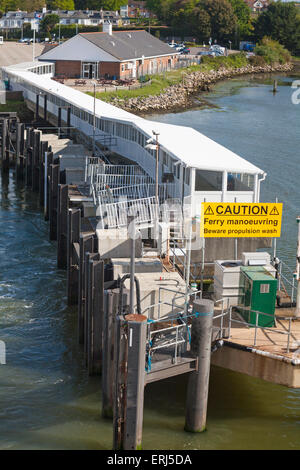 Lymington Harbor Ferry Terminal, Hampshire UK, um die Wightlink Autofähre zu nehmen, die im Mai nach Yarmouth, Isle of Wight fährt Stockfoto