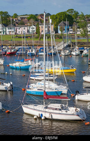 Boote Yachten in Lymington, Hampshire UK im Mai festgemacht Stockfoto