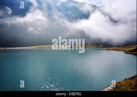 Letzten weht der Nebel am Berg See Lac Goléon, Französische Alpen, Frankreich Stockfoto