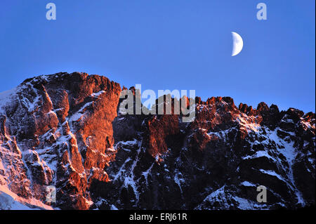 Leuchtende Bergspitzen und Mond, Französische Alpen, Frankreich Stockfoto