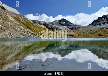 Reflexion der Berge und Wolken in den See Lac Foréant in der Nähe von Col Agnel, Französische Alpen, Frankreich Stockfoto