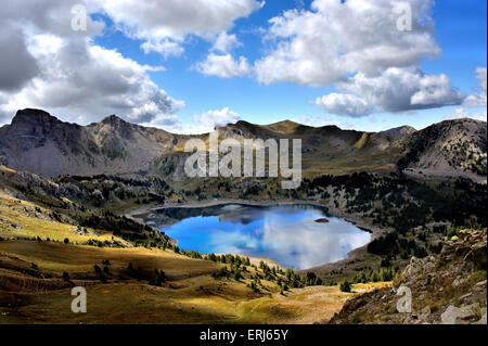 Reflexion der Berggipfel und Wolken in den Bergen See Lac d'Allos, Panorama, Französische Alpen, Frankreich Stockfoto