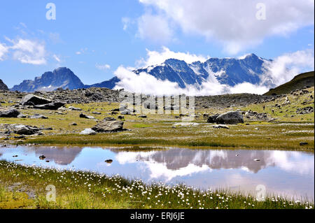 Lac des Moutons mit Reflexion auf die Berge L'Alliet und Bellecôte, Frankreich Stockfoto