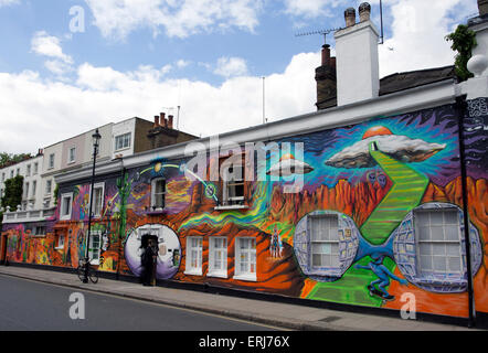 Die Außenseite des Chelsea Arts Clubs in London wurde von einer Wandmalerei von Streetart-Künstler Morganico verwandelt Stockfoto