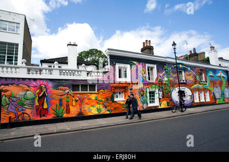 Die Außenseite des Chelsea Arts Clubs in London wurde von einer Wandmalerei von Streetart-Künstler Morganico verwandelt Stockfoto