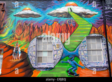 Die Außenseite des Chelsea Arts Clubs in London wurde von einer Wandmalerei von Streetart-Künstler Morganico verwandelt Stockfoto