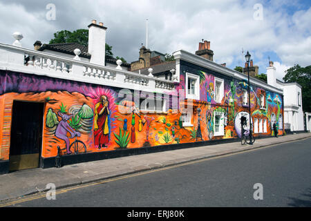 Die Außenseite des Chelsea Arts Clubs in London wurde von einer Wandmalerei von Streetart-Künstler Morganico verwandelt Stockfoto