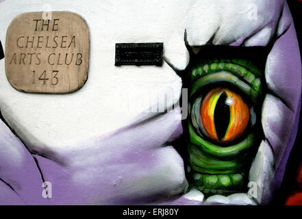 Die Außenseite des Chelsea Arts Clubs in London wurde von einer Wandmalerei von Streetart-Künstler Morganico verwandelt Stockfoto