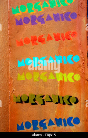 Die Außenseite des Chelsea Arts Clubs in London wurde von einer Wandmalerei von Streetart-Künstler Morganico verwandelt Stockfoto