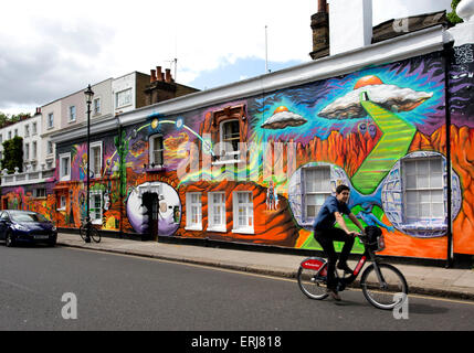 Die Außenseite des Chelsea Arts Clubs in London wurde von einer Wandmalerei von Streetart-Künstler Morganico verwandelt Stockfoto