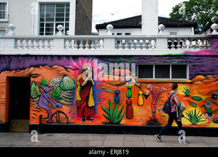 Die Außenseite des Chelsea Arts Clubs in London wurde von einer Wandmalerei von Streetart-Künstler Morganico verwandelt Stockfoto
