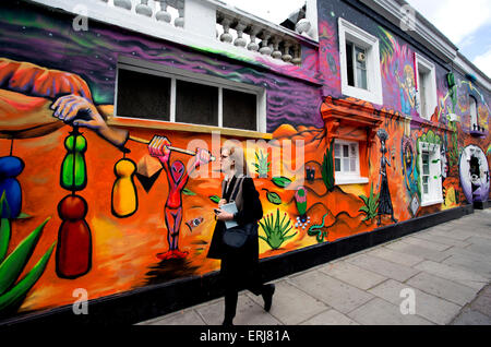 Die Außenseite des Chelsea Arts Clubs in London wurde von einer Wandmalerei von Streetart-Künstler Morganico verwandelt Stockfoto