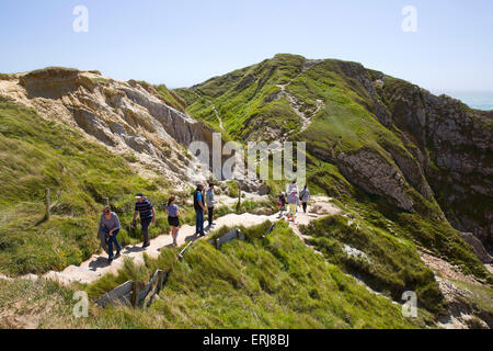 Vereinigtes Königreich, Lulworth: Die Menschen gehen entlang einer Küste an einem sonnigen Tag in Lulworth, Dorset, im 3. Juni 2015. Stockfoto