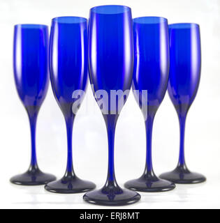 Set von 5 blauen Sektgläser auf weiß Stockfoto