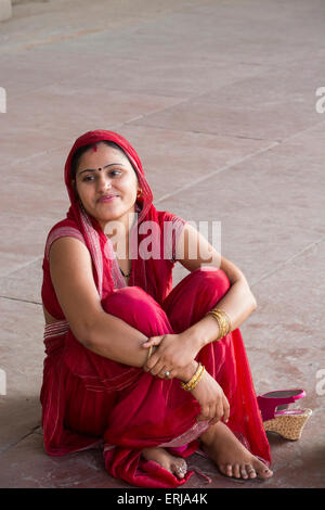 Indien, Agra. Das Rote Fort von Agra. Junge indische Frau in roten Sari. Stockfoto