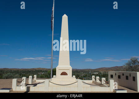 Australien, NT, Alice Springs. Anzac Hill War Memorial und Übersicht zeigen. Stockfoto