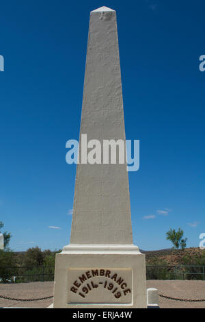 Australien, NT, Alice Springs. Anzac Hill War Memorial und Übersicht zeigen. Stockfoto