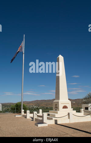 Australien, NT, Alice Springs. Anzac Hill War Memorial und Übersicht zeigen. Stockfoto